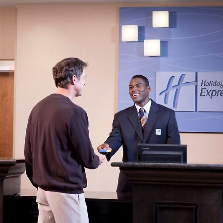 Holiday Inn Express Newton By Ihg Интерьер фото