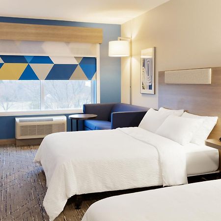 Holiday Inn Express Newton By Ihg Экстерьер фото