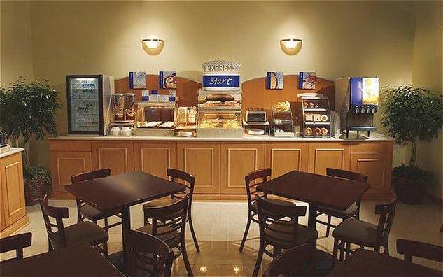 Holiday Inn Express Newton By Ihg Экстерьер фото