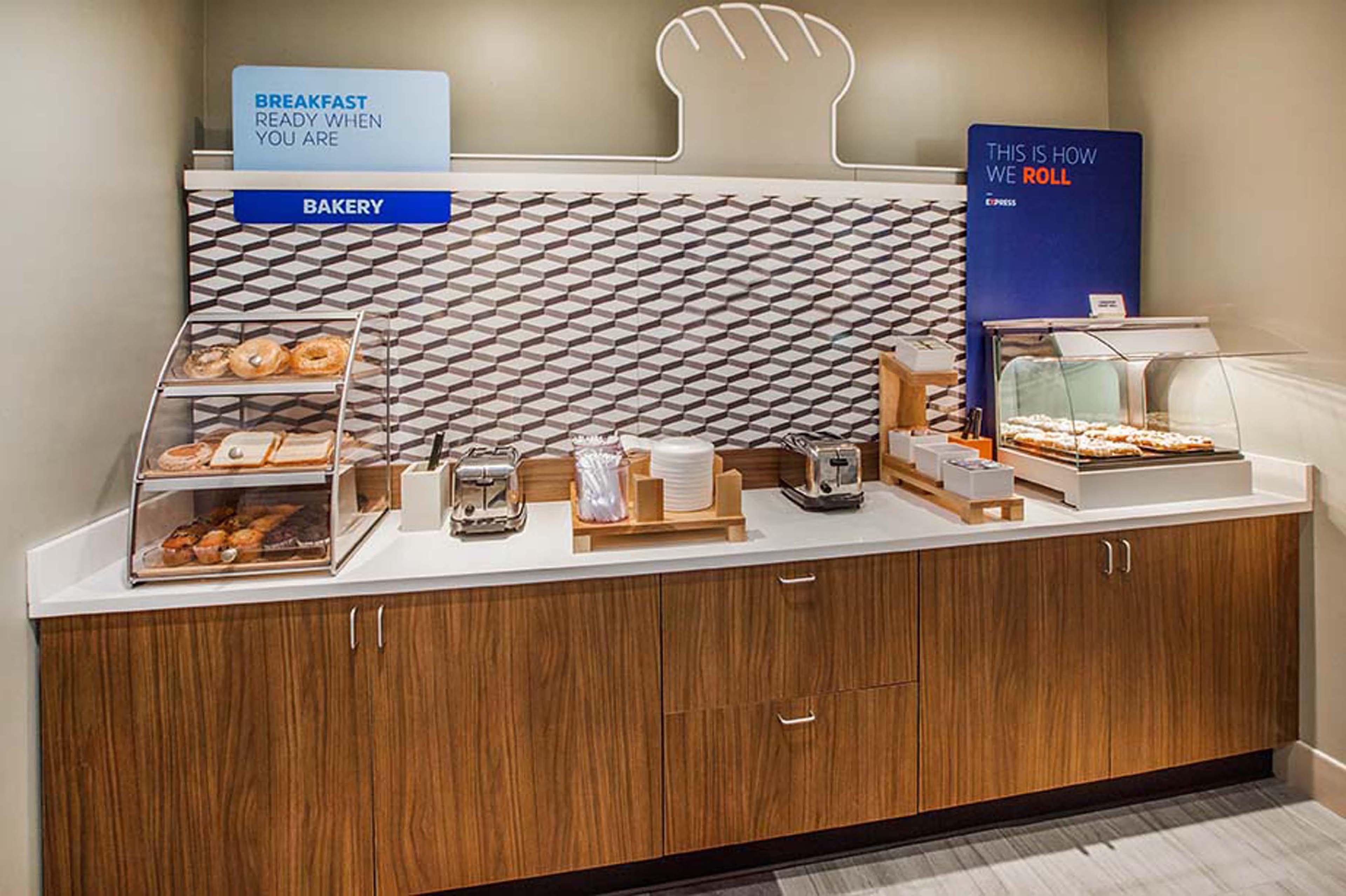 Holiday Inn Express Newton By Ihg Экстерьер фото