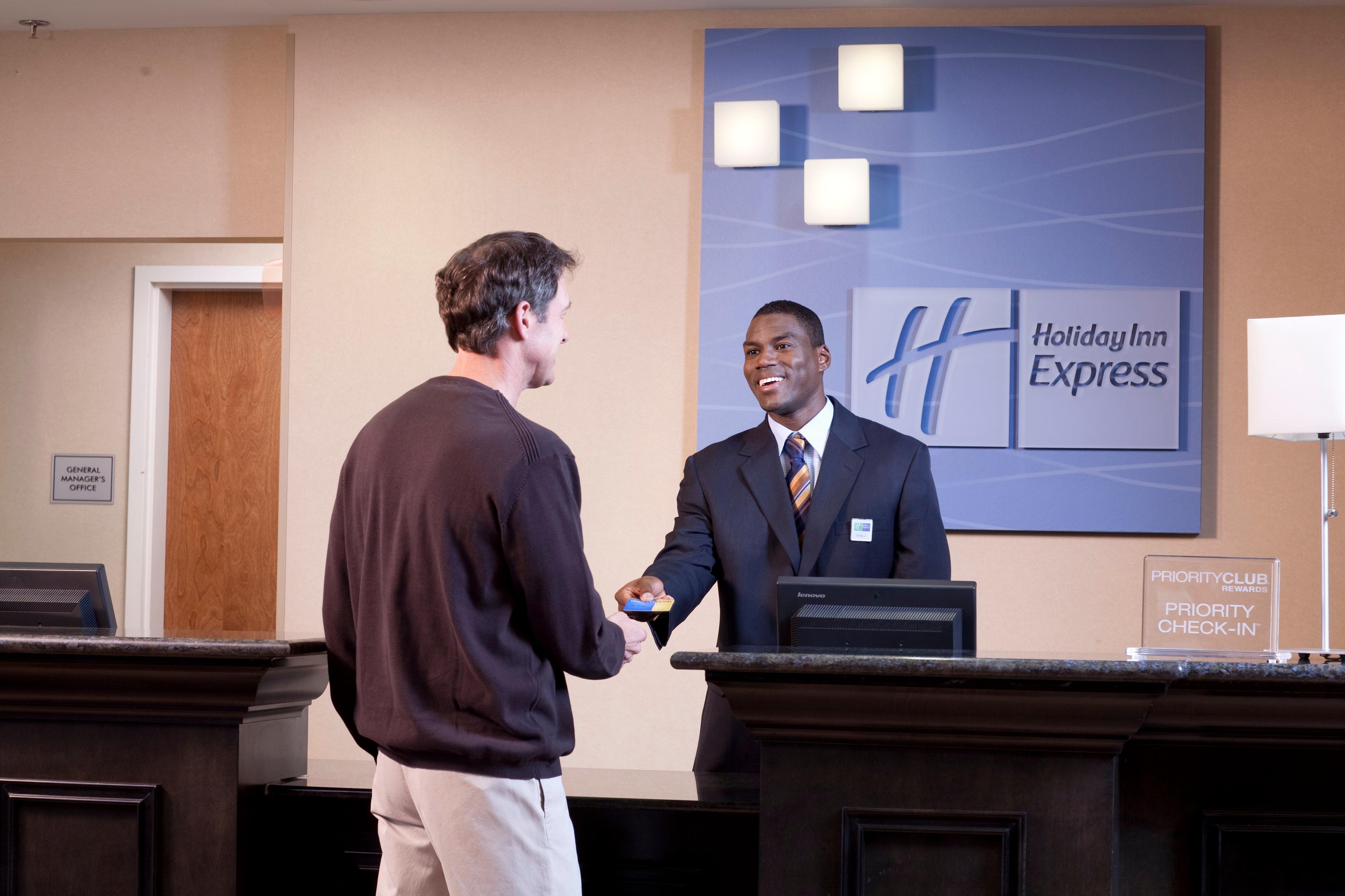 Holiday Inn Express Newton By Ihg Интерьер фото
