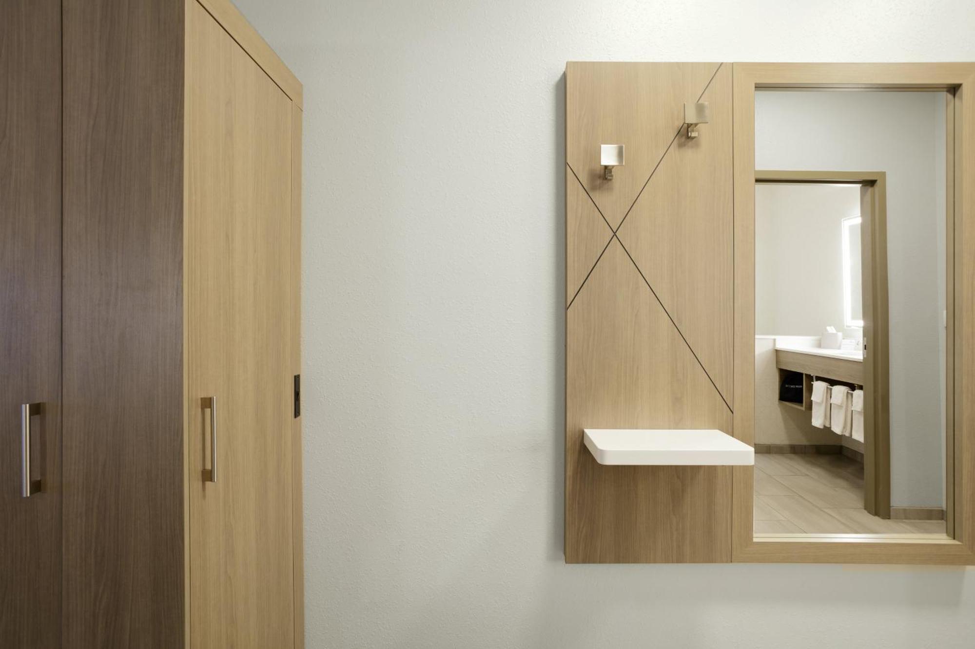Holiday Inn Express Newton By Ihg Экстерьер фото