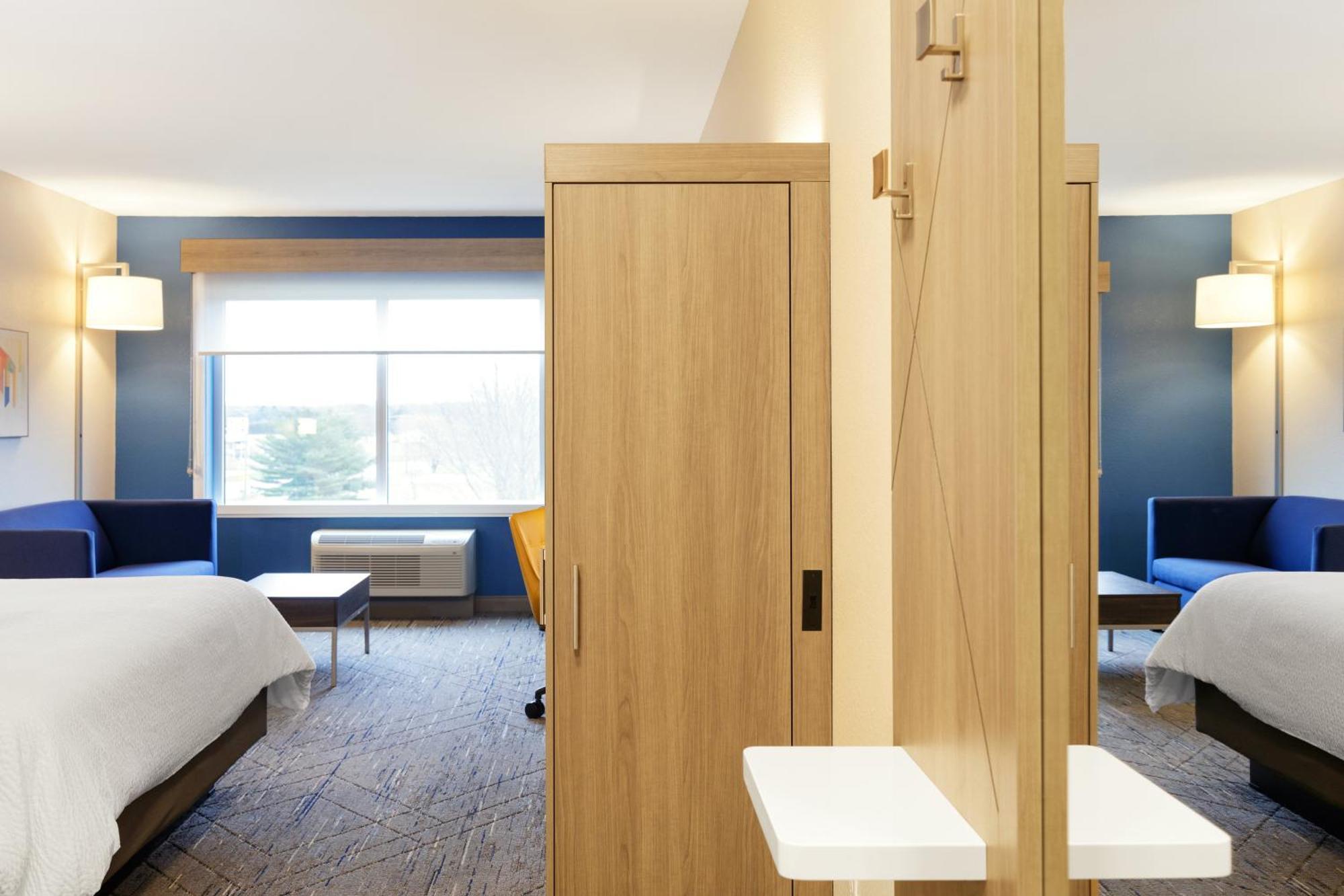 Holiday Inn Express Newton By Ihg Экстерьер фото