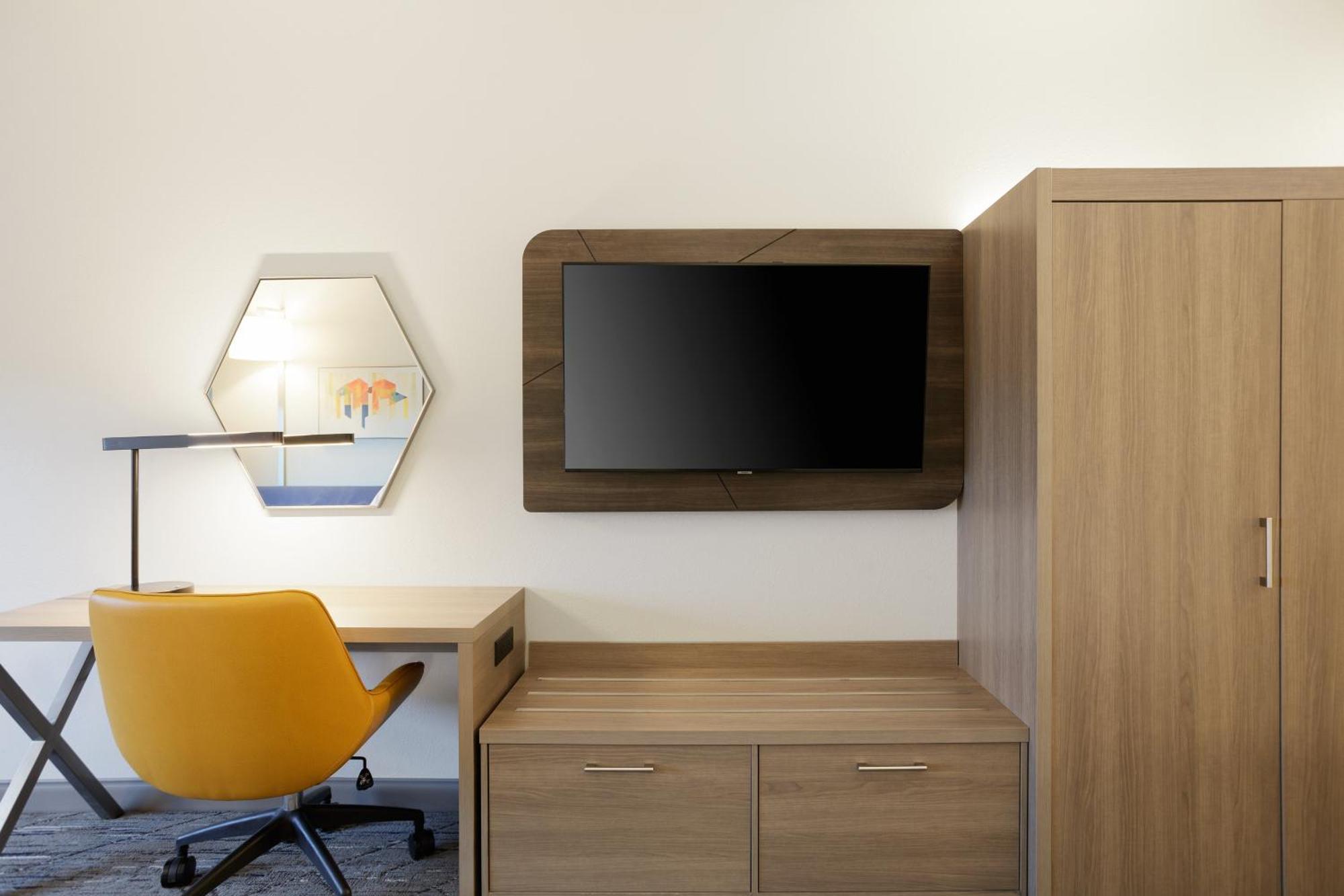Holiday Inn Express Newton By Ihg Экстерьер фото
